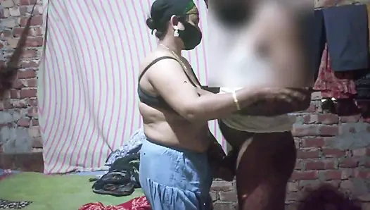 Güzel üvey annem ofise gitti, sonra üvey annem onu sikmek istiyor. Tam Hintçe viral video.