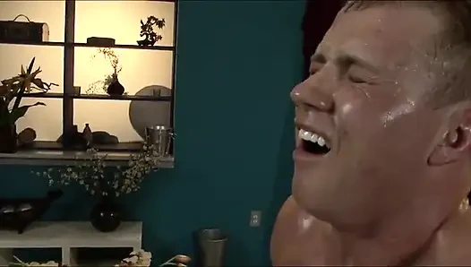 Riesige muskel-typ eingeölte muschi ficken ... in den mund kommen