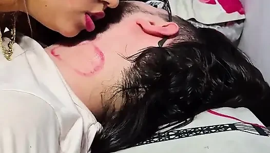 Temizlikçi kadın üzgün çünkü kocası bizi terk etti; Patronu gününü aydınlatıyor.
