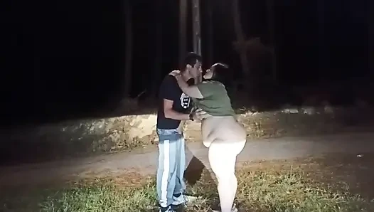 Sex im Freien mit einem Reifen