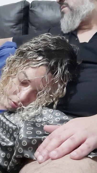 Silný okamžik z "Nevlastní matka skončí tím, že odpočívá na klíně svého nevlastního syna a on si strčí ptáka do pusy, dokud se neudělá"