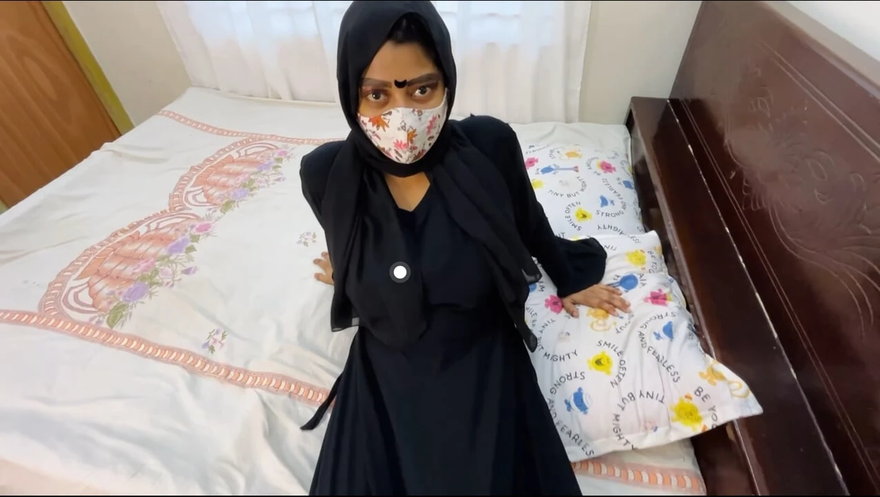 Indická Bhabhi hravě flirtuje se svým pohledným devarem doma