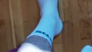 Masturbándose y calcetines blancos