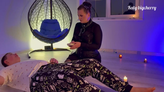 Tarot cadısı karanlık seks ayini yapıyor ve sihirli çemberde boşaltıyor