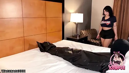 Aku lagi asik muasin memekku dengan sepatu kenyal baruku