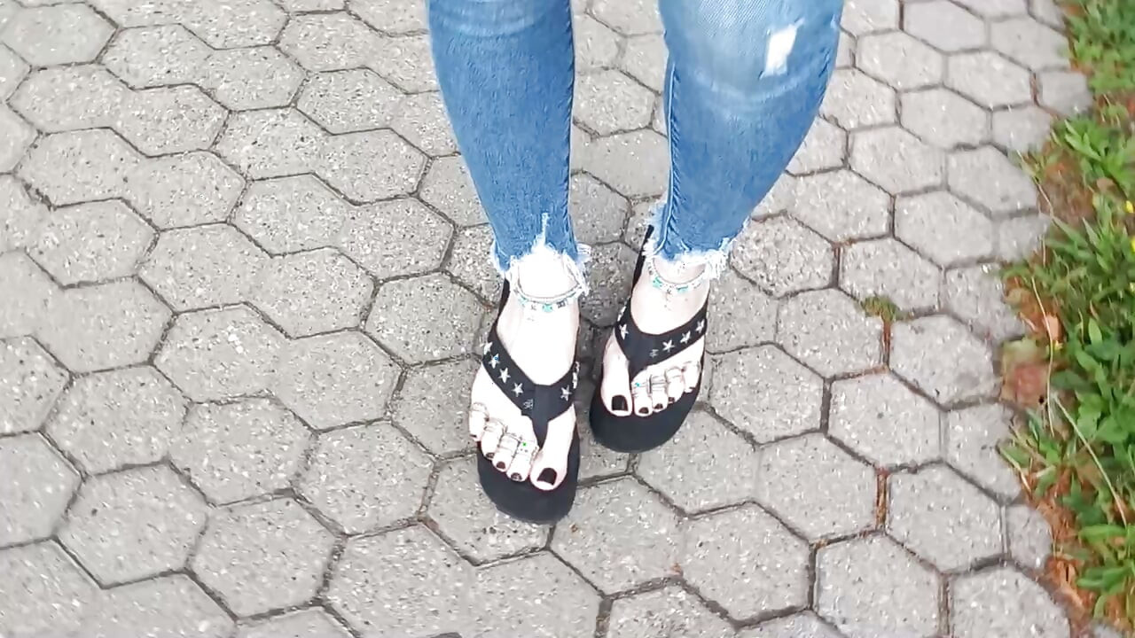 Sexy feet in black platforms, toe rings & anklets + ripped jeans