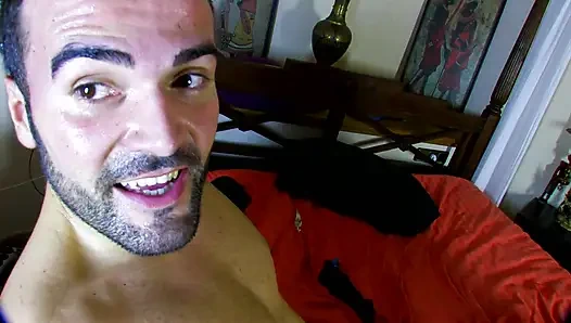 Neşeli bebek Cherry'nin sert sikiş deliği spermle dolu biraz görünüyor