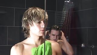 Chupando polla en la ducha con chicos gays cachondos