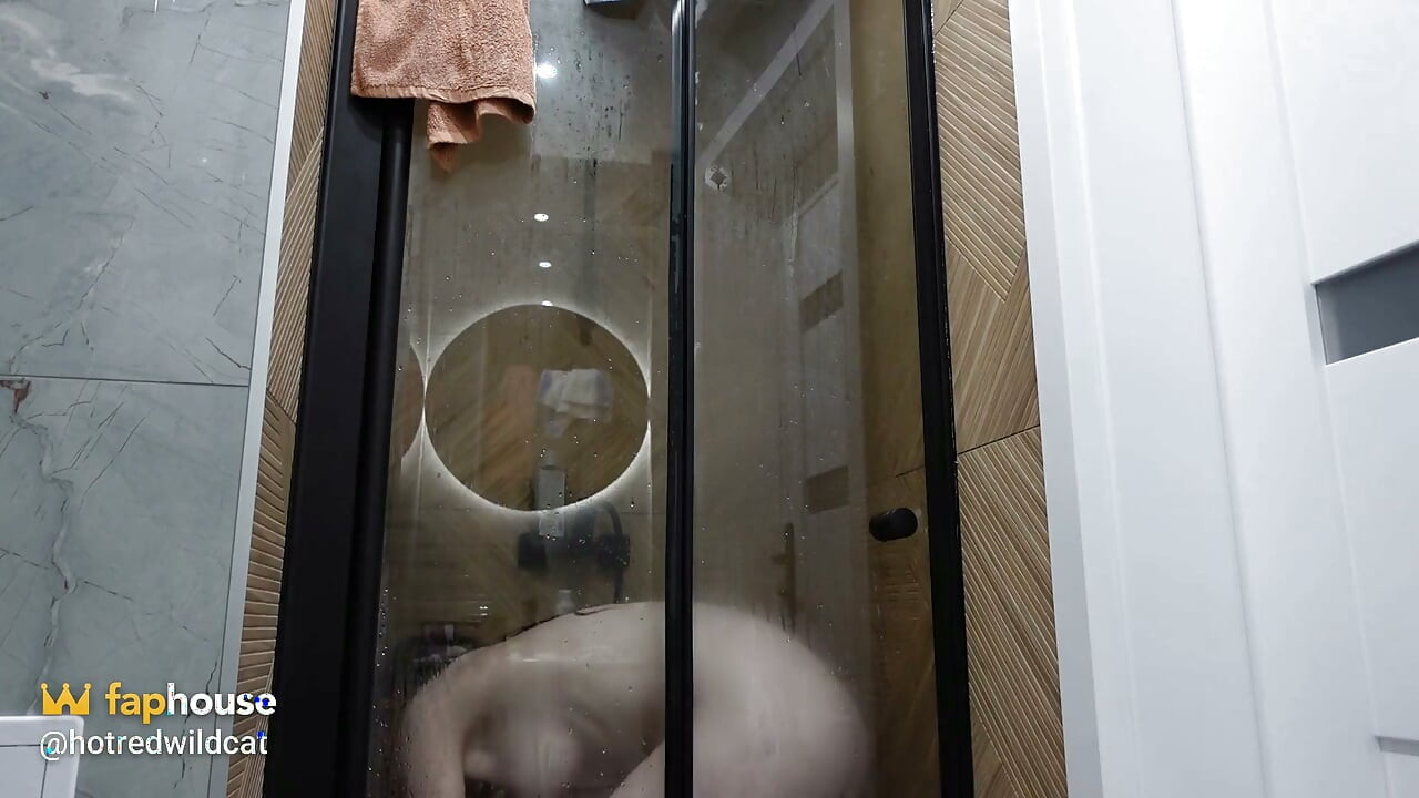 Aku lagi mandi di kamar mandi baruku