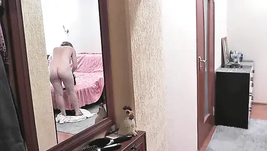 Pizzacı adam çıplak sahibi seksi sarışın orta yaşlı seksi kadın tarafından külotsuz ve sutyensiz pizza getirdi. Duş. Göt olgun memeler amcık