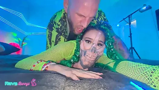 Neon-schönheit armani black rutscht aus der rave für eine lustvolle affäre!