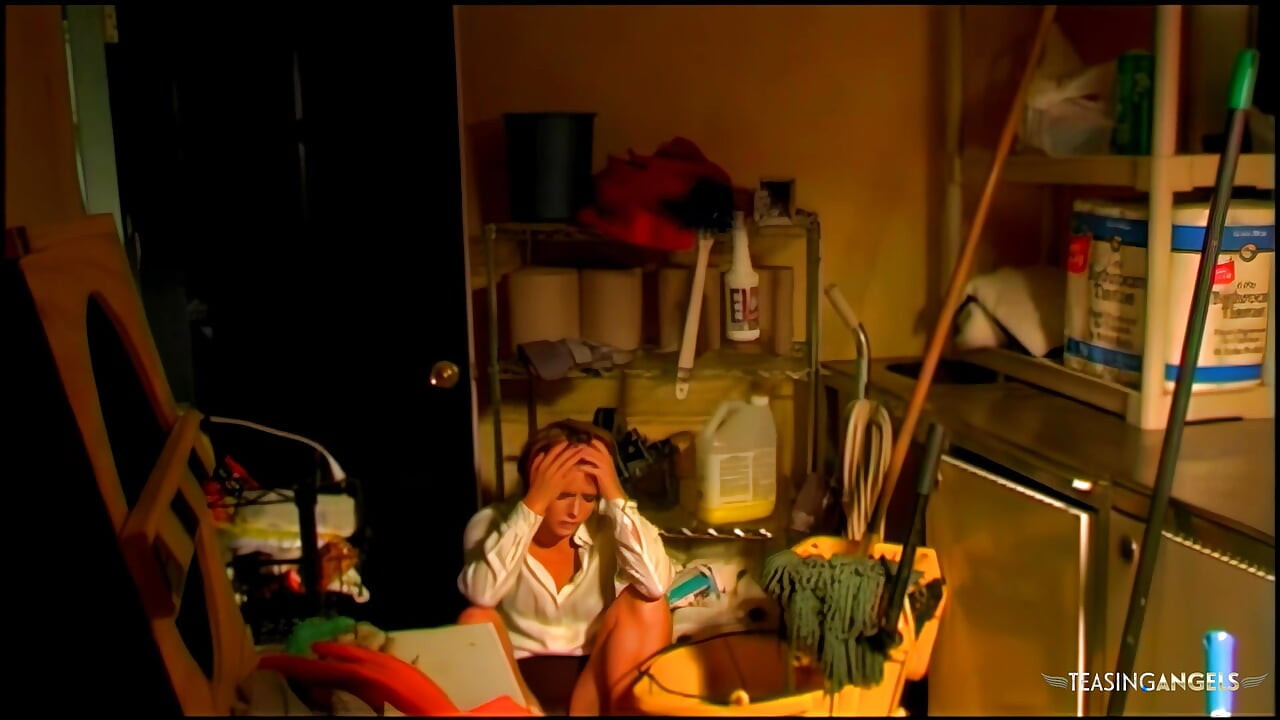 Αδύνατη χαριτωμένη τρώει το μικροσκοπικό μουνί της και γαμιέται δυνατά