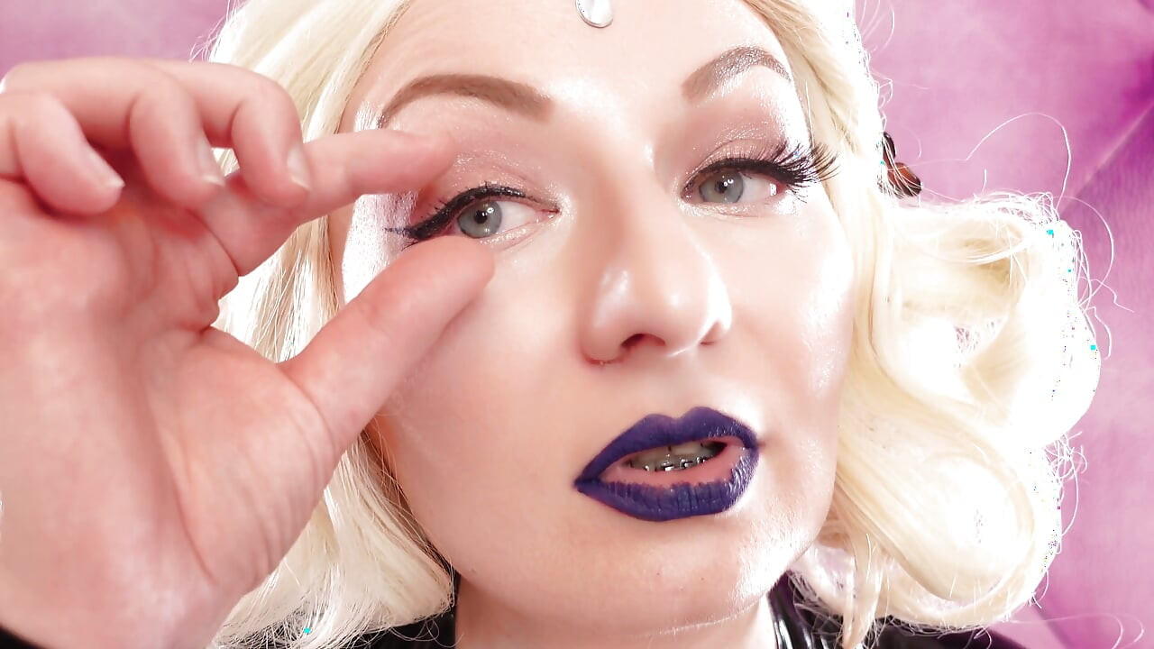 Make-up mit Narben im Prozess - mit flüssigem Latex und Baumwollwolle. (Arya grander)