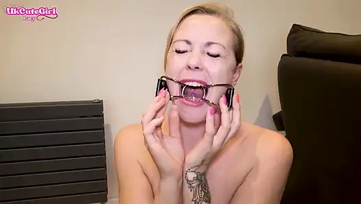 Salya akıtan sürtük: ağzı tıkaçlar ve yaraklarla sırılsıklam