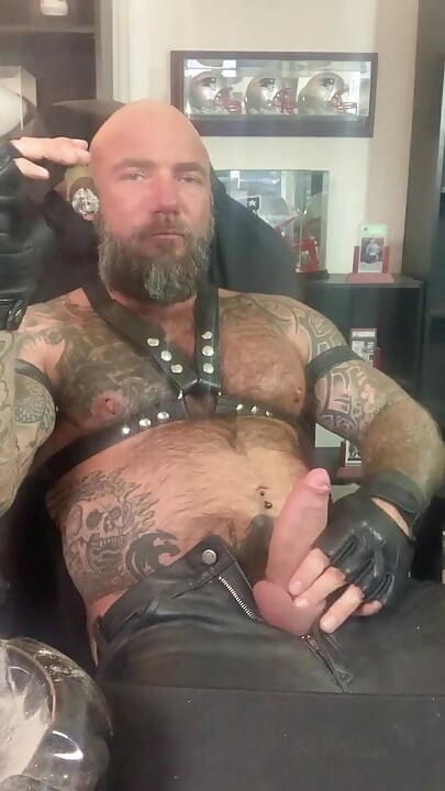 עישון סיגר בעור!