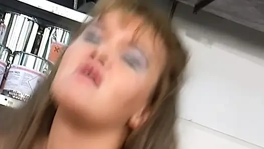 Vollbusige brünette deutsche schlampe in der werkstatt arschgefickt