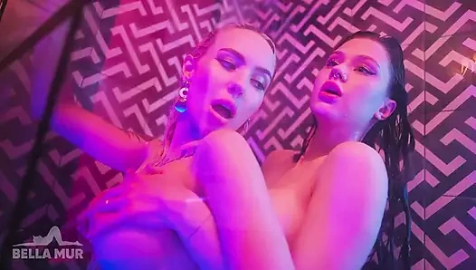 Nasse spiele unter der dusche mit Sofia Simens