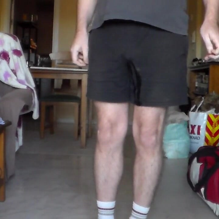 ジョンは彼の黒いショーツでおしっこをしている