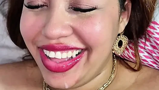 Temizlikçi Kız, Kocasının Abd'ye Gitmesine Üzüldü. Abd'de Patronu Gününü Güzelleştirir.