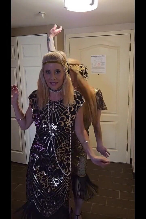 Sexy lesbische flappers in de hoofdrol Xtrarenee en Dawn Layla