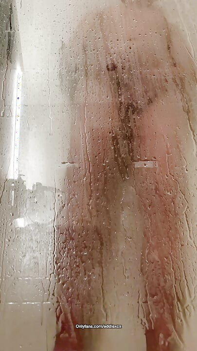 Twink showering