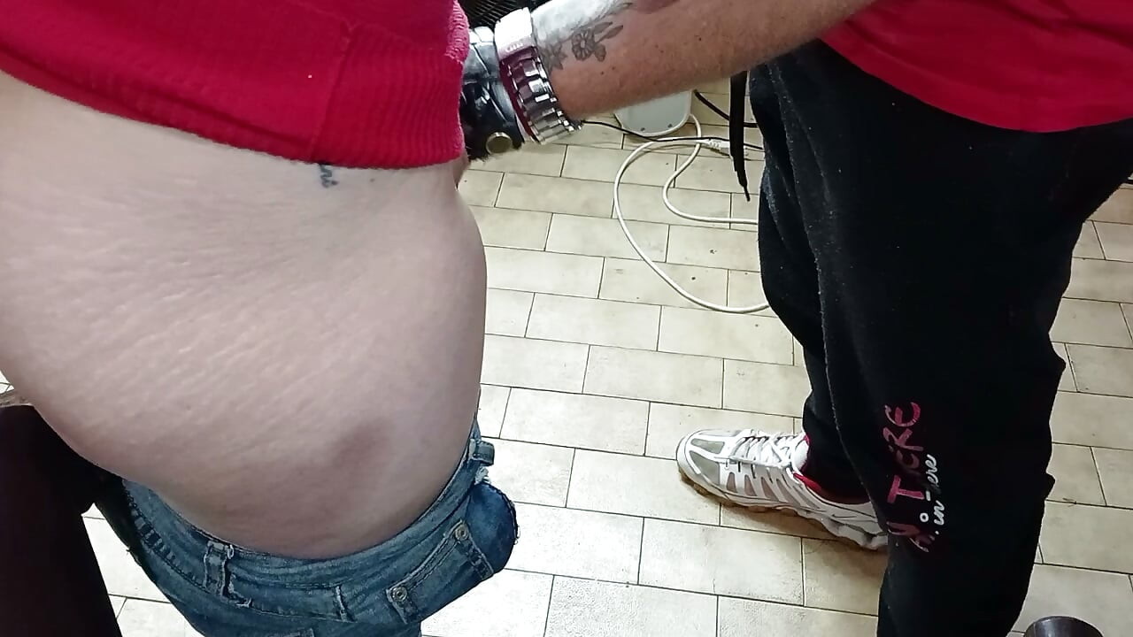 Stranac me prstima jebao dok sam mu igrala sa kurcem
