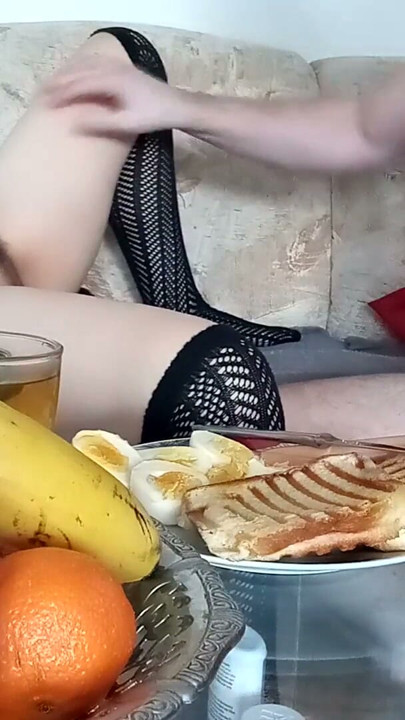 Πρωινό με γλείψιμο μουνιού, η γυναίκα γλείφεται | Clip 1