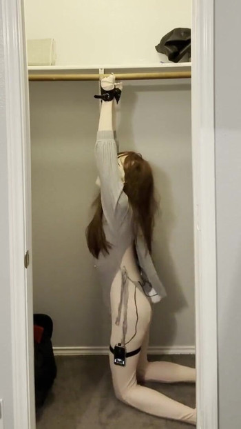 Zadivljujući trenutak iz "Kigurumi Cuffed and Electrostim"