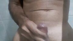 Il latino nudo arrapato esposto si masturba nudo alla webcam