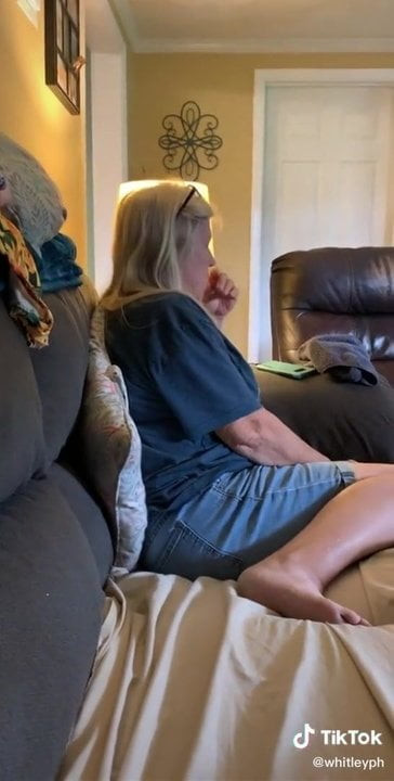 White Blonde Milf reacts to Wap