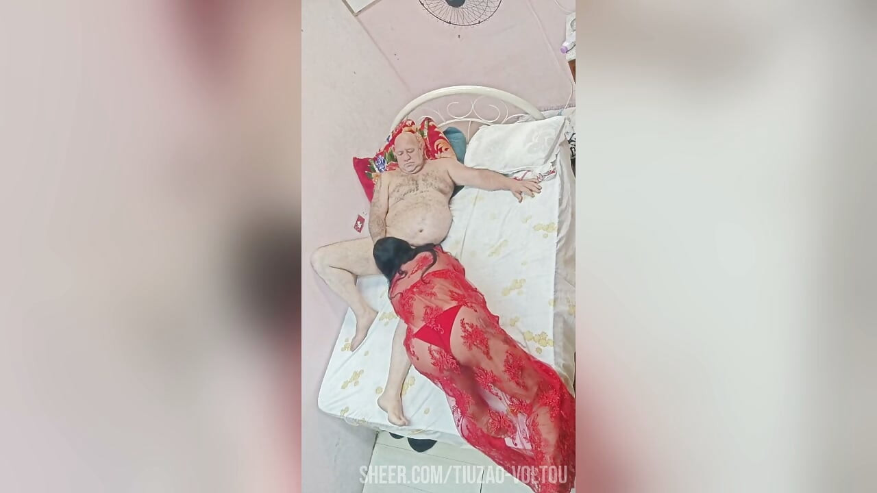 SEDUCTIVE BRUNETTE WANTS CROWN