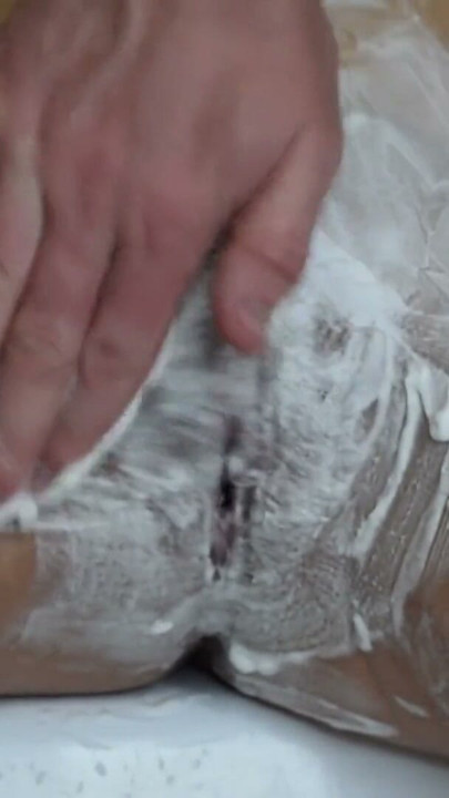 Primer plano afeitándose la vagina con una recortadora y una navaja. | Clip 1