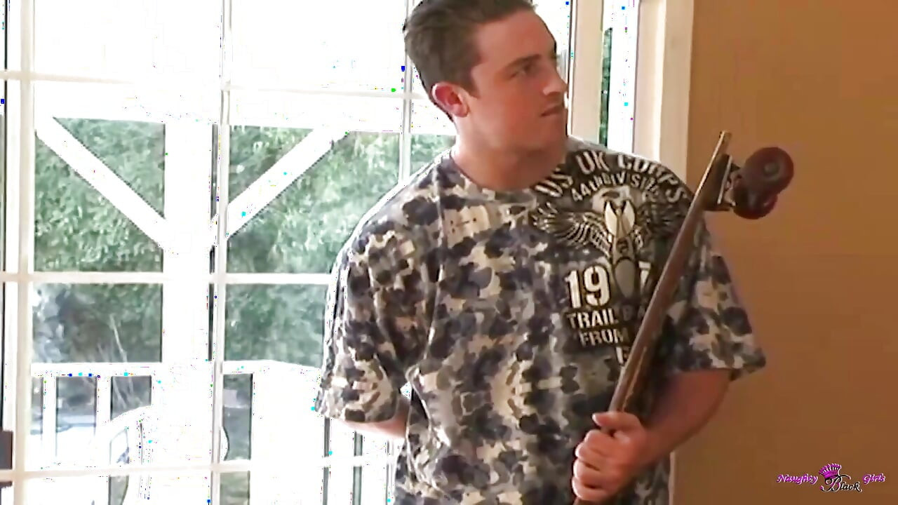 큰 젖탱이의 흑인 창녀에게 유혹당하고 후장 하드코어를 따먹는 스케이터 소년.