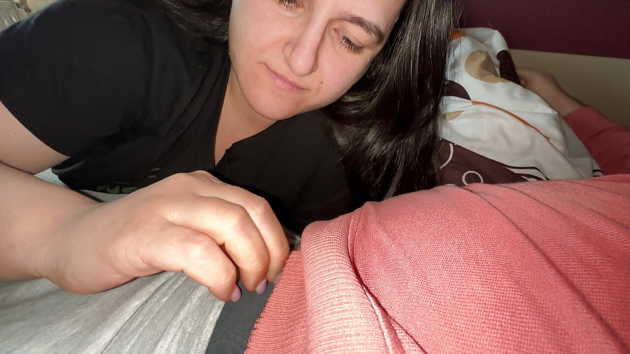 Mijn eerste keer toen ik een lul schat zuig, dus wees zachtaardig!