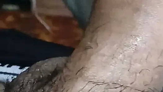 Freundin auf den Knien beim Blowjob