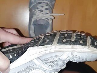 Le sue scarpe da ginnastica Nike ben trattate (sborrate)