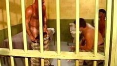 Schwuler trägt Orgie im Gefängnis