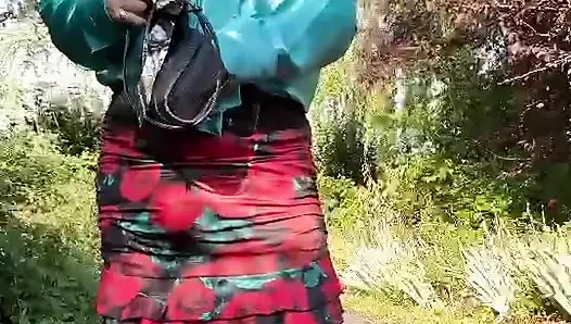 Akşam dışarı çıkmak için çiçek desenli küçük bir etekle giyinmiş