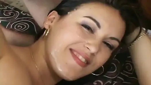 Latina-teenager bekommt ihre muschi geknallt, nachdem sie sich vorgestellt hat