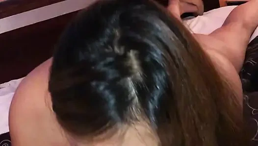 Tante bahenol ini lagi asik nyepong kontol sampai tenggorokannya dientot habis-habisan