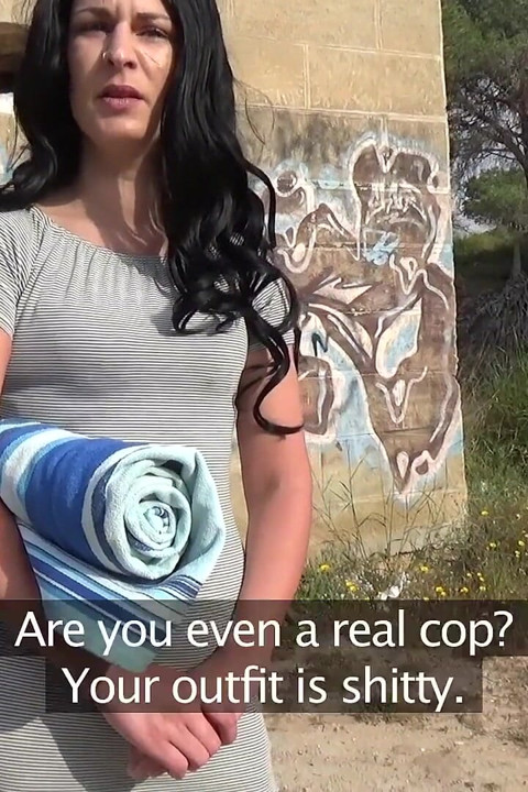 Fałszywy policjant - seksowna milf Sophie Garcia dostaje usta pełne spermy