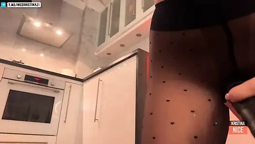 SCHLAMPE LIEBT ES, DIE VIBRATIONEN ZWISCHEN IHREN BEINEN ZU FÜHLEN - NiceKristina