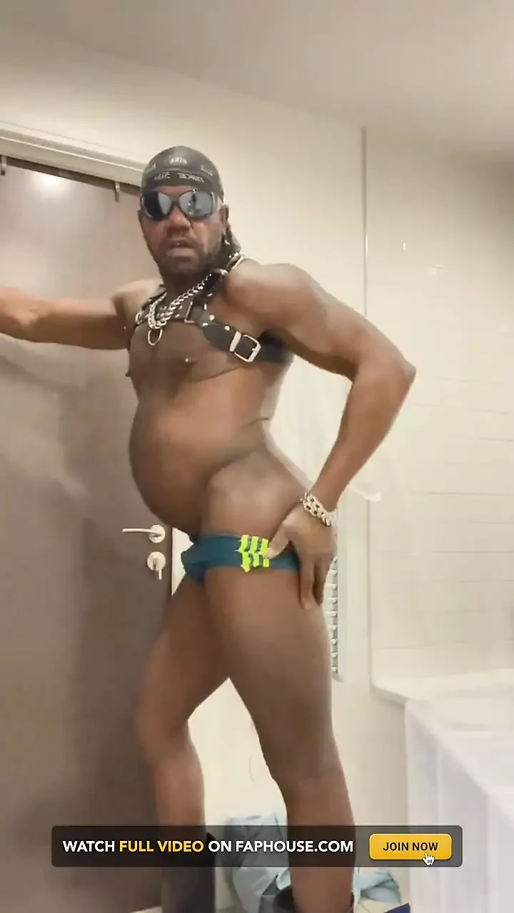 Seks öncesi banyoda esnek ve kaslı göt performansı