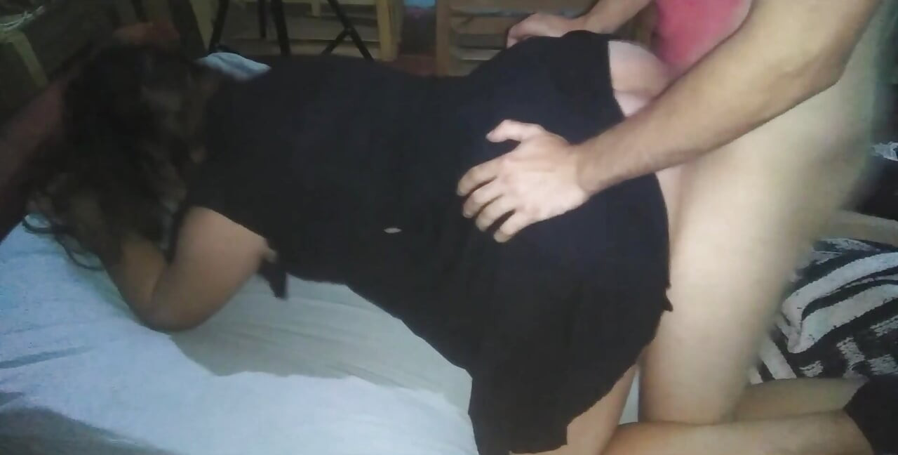 Un garçon baise une fille en robe noire