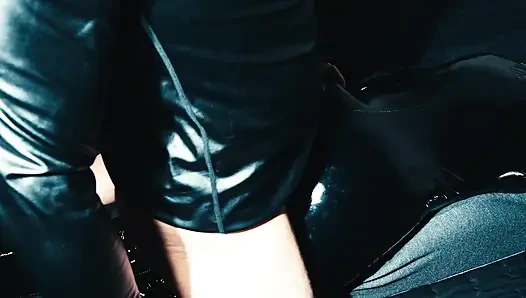 Önce beni dildoyla sikiyor, sonra yarağıyla bana nüfuz ediyor ve kıyafetime bolca boşalıyor