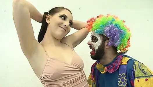 Behaarte brünette teenagerin bestraft ihren frechen clown