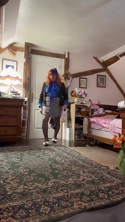Habillée d’une jupe de style secrétaire pour une soirée