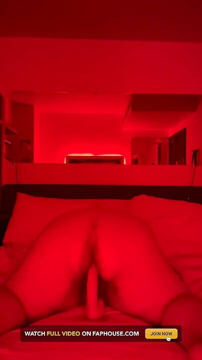 BBWミルフがディルドに乗る