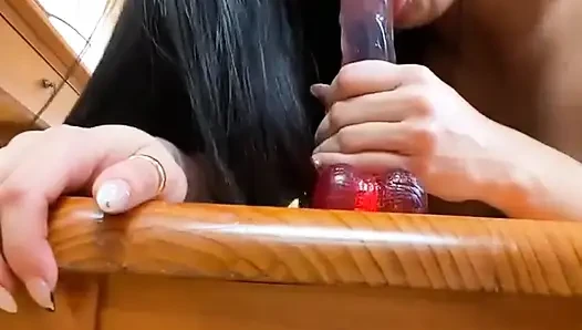 Детка, я действительно хочу трахаться, тебя здесь не так что я должен мастурбировать с этим огромным дилдо на присоске