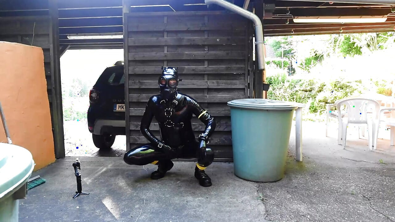 Rubberdrone pissing outdoor